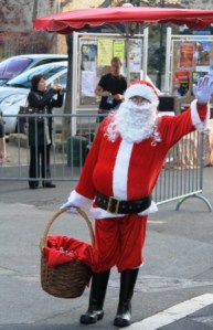Santa arrives in Grambois. 