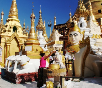 Schwedagon Pagoda, Yangon.