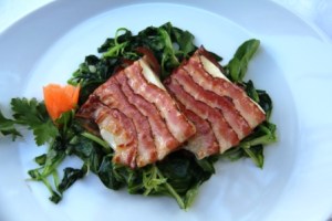 Speckmantel gebratener Ziegenkase auf gedunsten Feldsalt (Goat cheese enveloped in Speck -- yummy)  