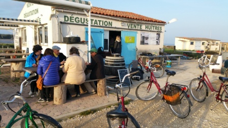 Savoring oysters on the island of Aix.