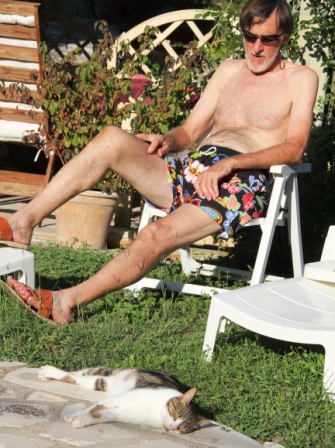 BB/VR and Filippo chill out poolside.