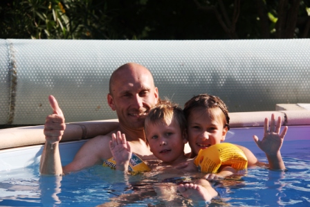 The hardy cyclists enjoyed the pool after those rides in the blazing Provence sun. 